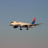 DELTA AIRLINES - BOEING 757 - WHITE